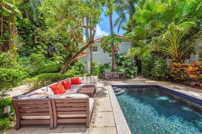 Building Photo - 814 W Dilido Dr