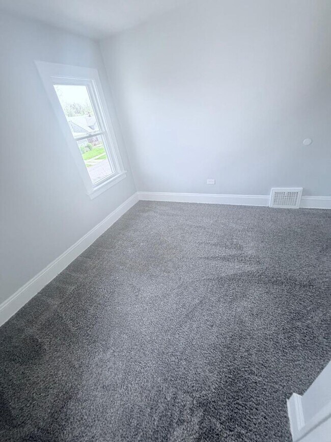 Building Photo - Gorgeous 4 bd, 1.5 bth Cleveland Heights Stunner!