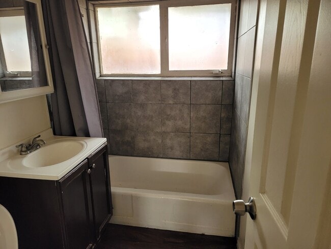 Building Photo - 3 bd | 1 ba | 1,037 sqft