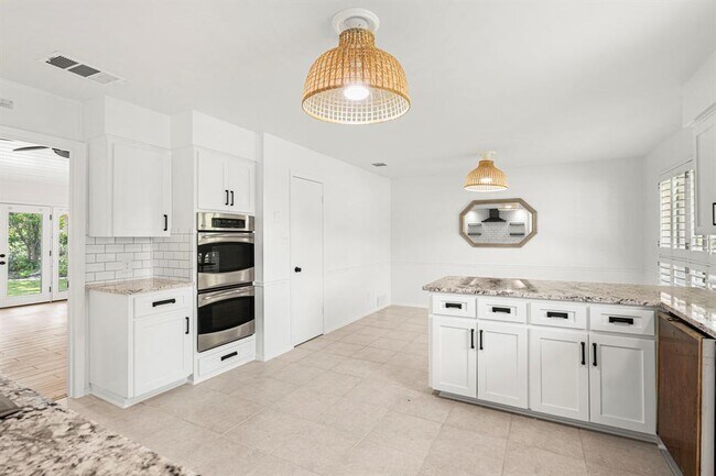 Building Photo - 2404 Coral Ridge Cir