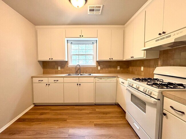 Building Photo - Newly Updated 2-bedroom, 1-bathroom Home