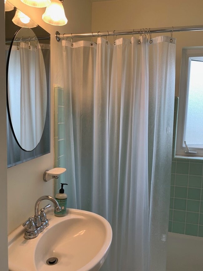 Building Photo - Adorable Remodeled 3 Bedroom home in Point...