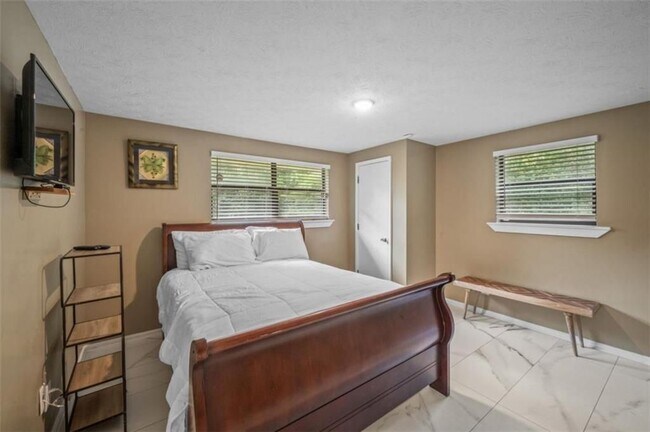Building Photo - 6207 Moss Dr