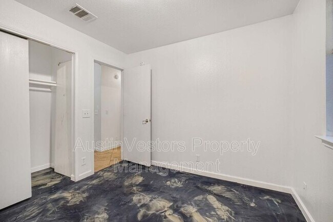 Building Photo - 105 Cattail Cove