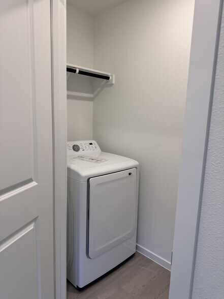 Laundry - 1355 Wedgeleaf Ln