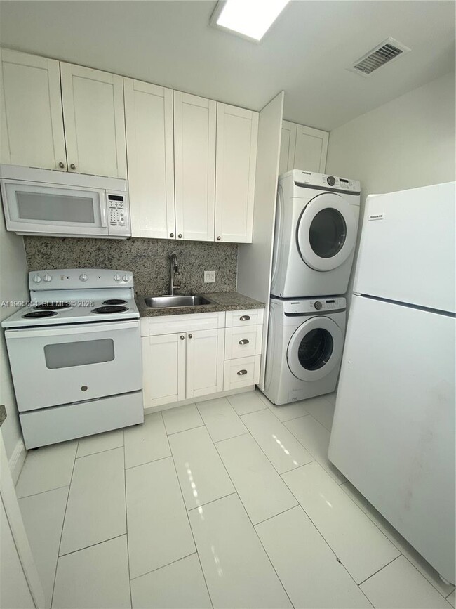 Building Photo - 2833 SW 38th Ave