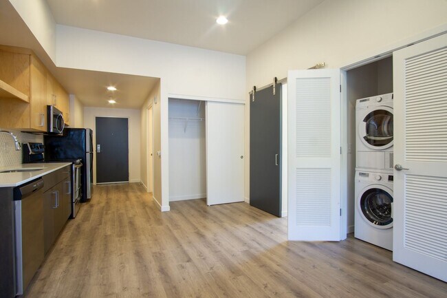 Building Photo - SUMMER SPECIAL: Top Floor Modern 2 Bdr w/ W&D + AC!