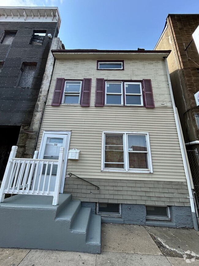 Building Photo - 807 S Broad St