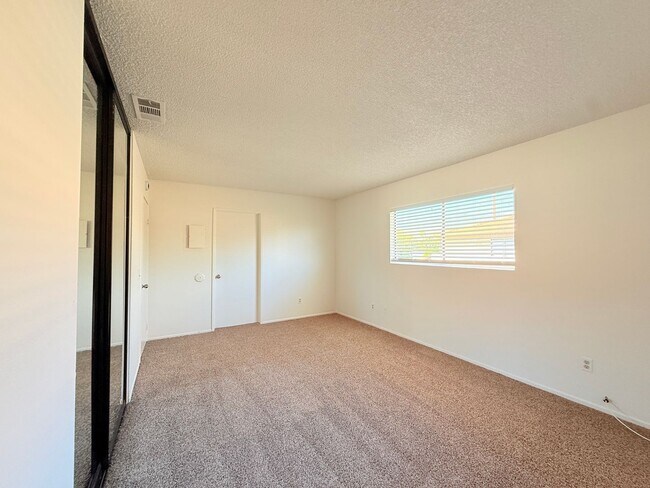 Building Photo - AVAILABLE NOW!!! 2 Bed 2 Bath Upstairs Apa...