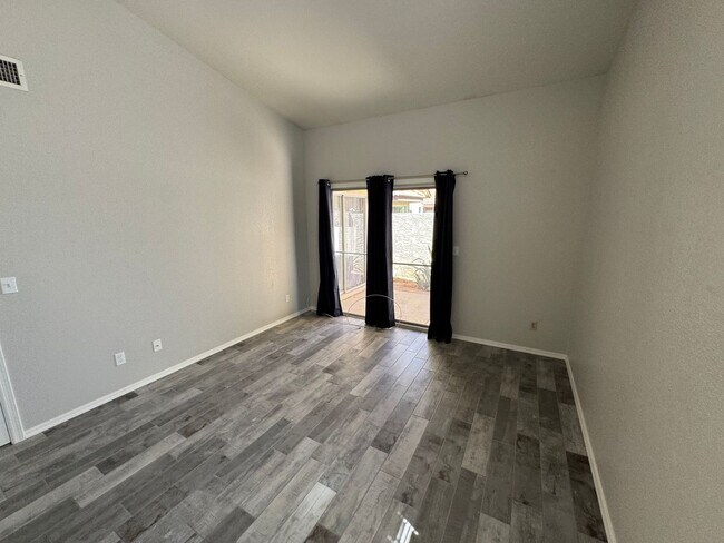 Building Photo - 1119 N Carriage Ln