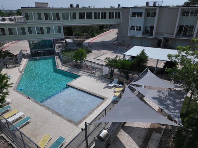 Building Photo - 604 N Bluff Dr