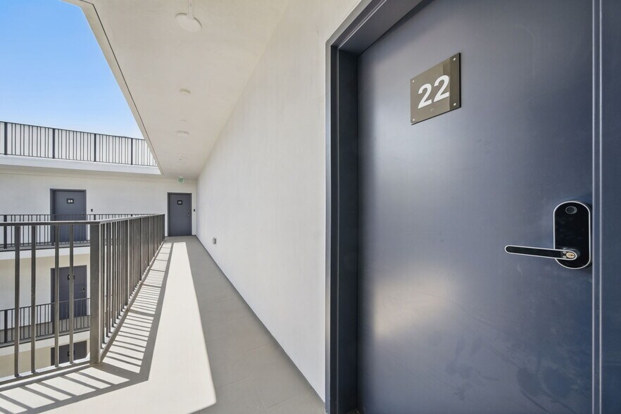 Building Photo - 212 N Mariposa Ave