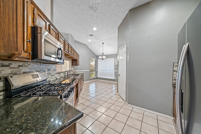 Building Photo - 18123 Lake Bend Dr