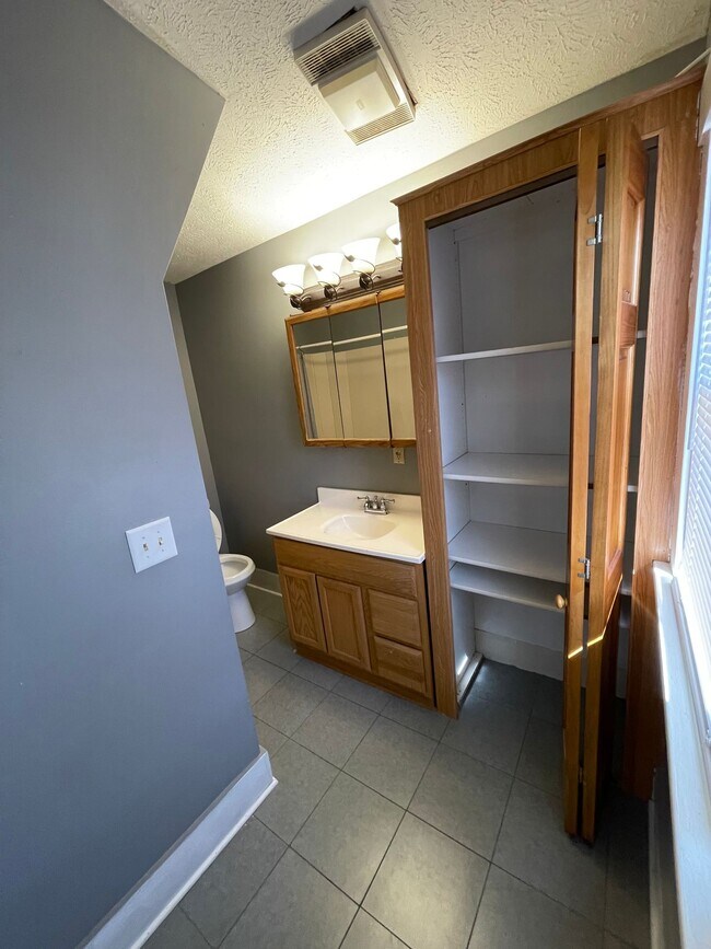 Building Photo - Bright and spacious 1 bedroom apartment