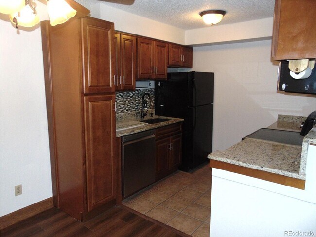 Building Photo - LOCATION LOCATION!! Newly updated 1-bed, 1...