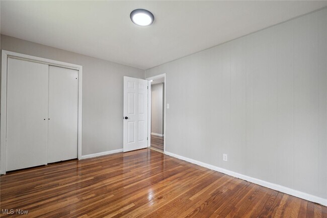 Building Photo - 5339 Elmwood Ave