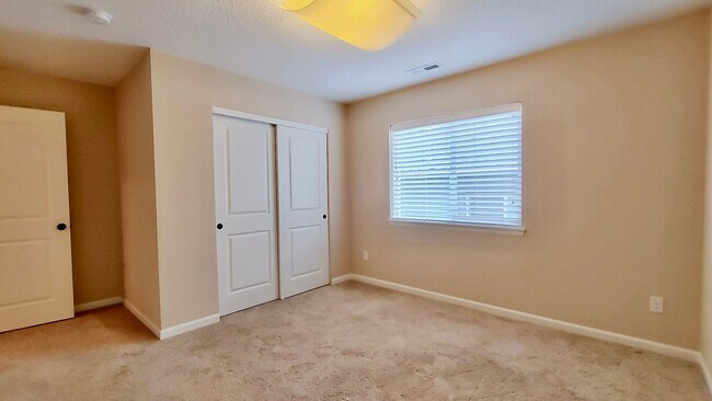 Building Photo - Beautiful Cedar Mills Home With An Easy Co...