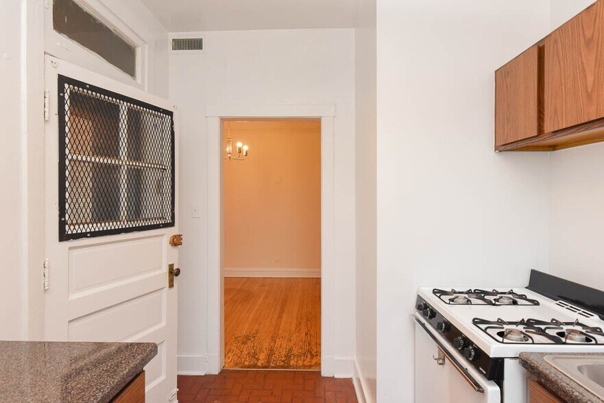 Building Photo - 3526 N Racine Ave