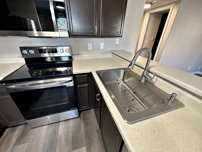 Building Photo - REMODELED 2 BEDROOM DOWNSTAIRS CONDO IN GATED COMMUNITY