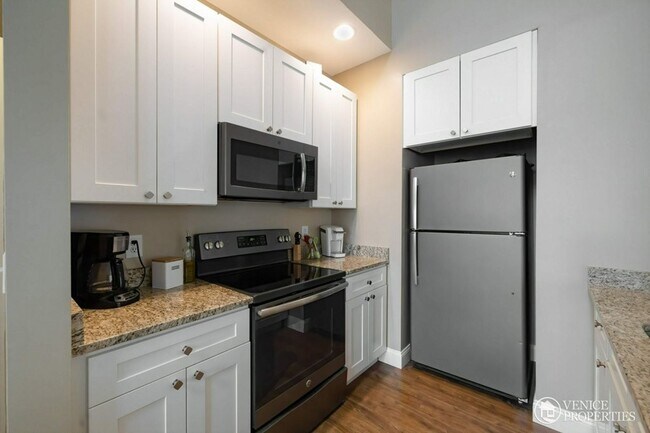 Building Photo - Three Bedroom with Garage near Grandview (Tri-Village)