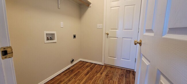 Building Photo - Caldwell 4 Bedroom 2 Bath Home + Bonus Room!