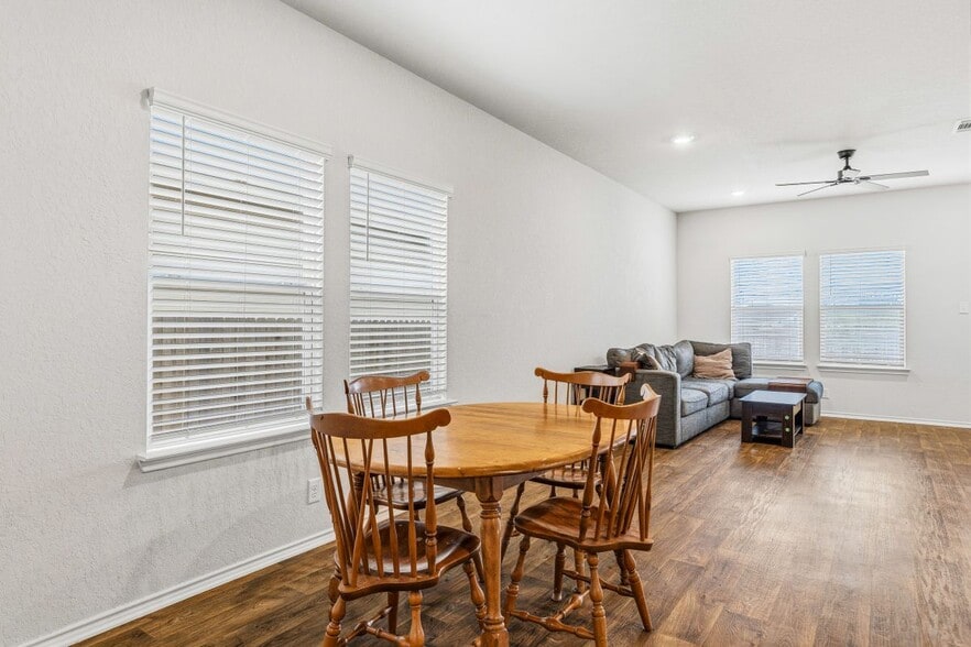 Building Photo - 10512 Gala Blvd