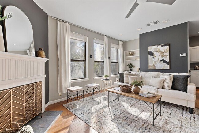 Building Photo - 611 E 45th St