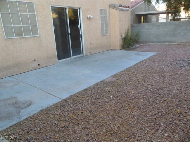 Building Photo - 923 Country Skies Ave
