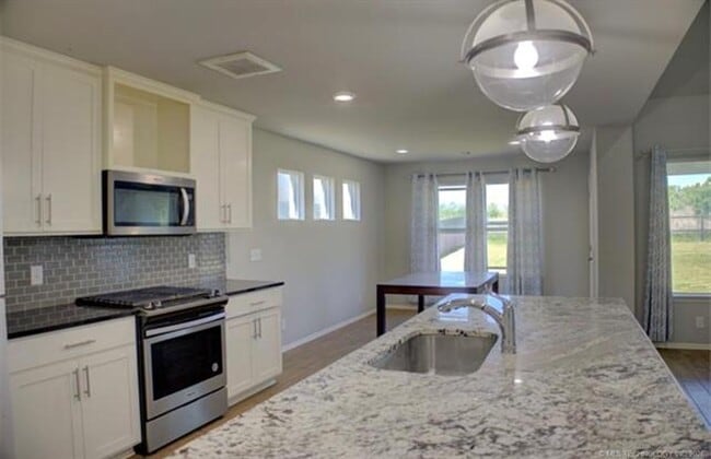 Building Photo - Welcome to this cozy home!