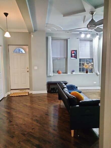 WG Entry/living room - 1618 S Washtenaw Ave