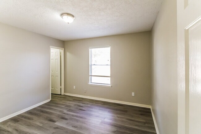 Building Photo - 3217 Lee Cir