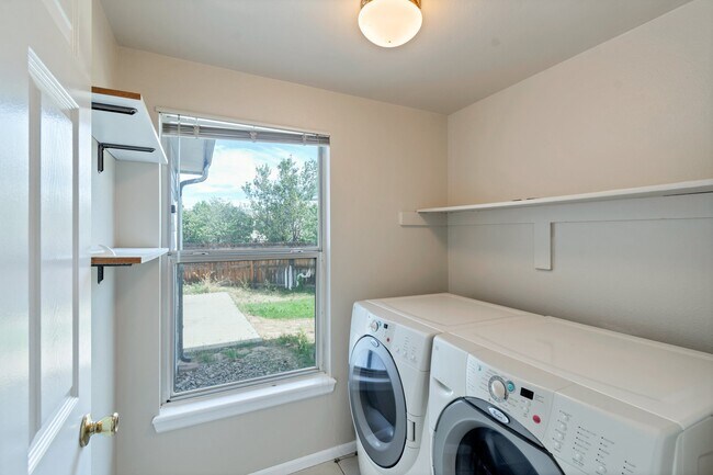 Building Photo - 2152 Holyoke Ln