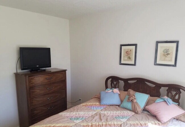 Building Photo - Furnished Quaint, Quiet Location, Centrally Located, 2 Bed 2.5 Bath