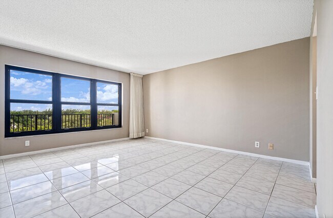 Building Photo - 3200 Port Royale Dr N