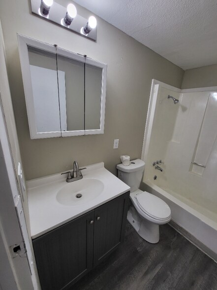 Building Photo - 734 N Country Acres Ave