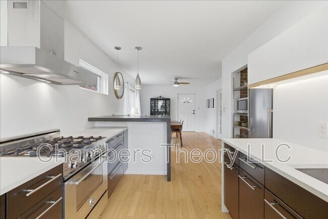 Building Photo - 7126 Roosevelt Ave