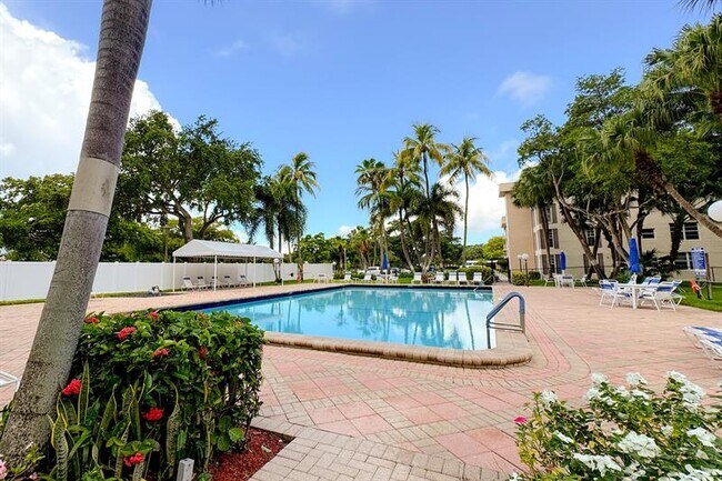 Building Photo - 3051 S Palm Aire Dr