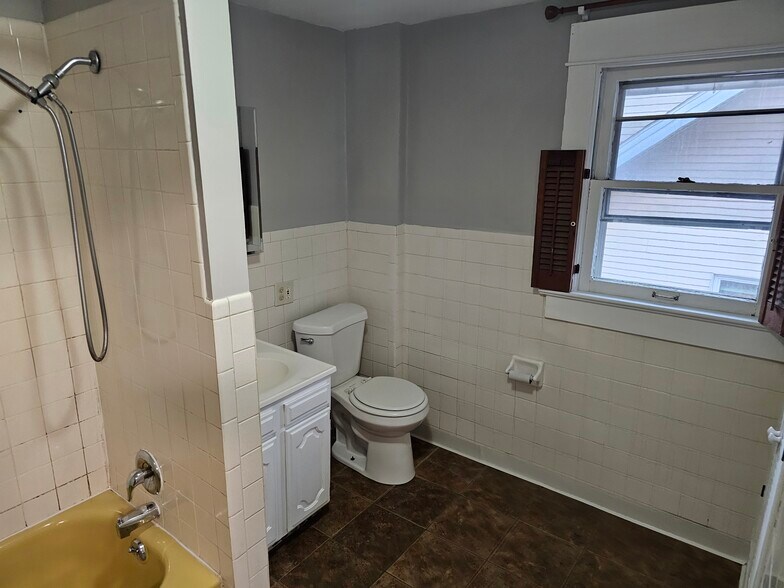 Building Photo - 1098 Big Falls Ave