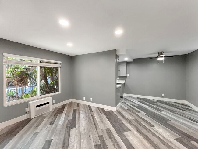 Building Photo - Charming 1BD/1BA Condo in Lakeside W/ Rese...
