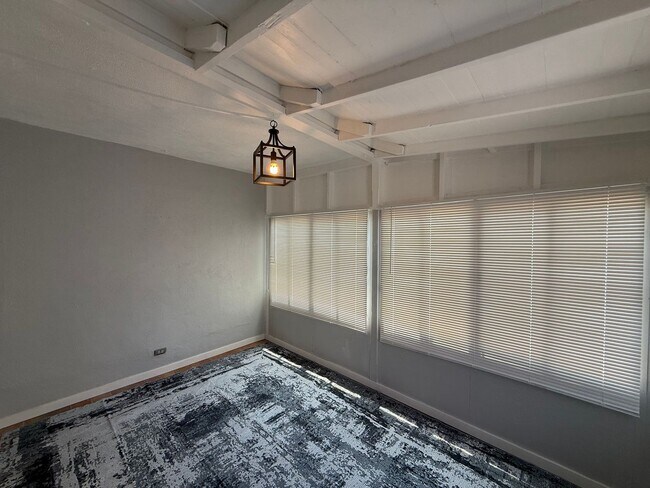 Building Photo - Lovely 3 Bedroom House w/ Finished Garage