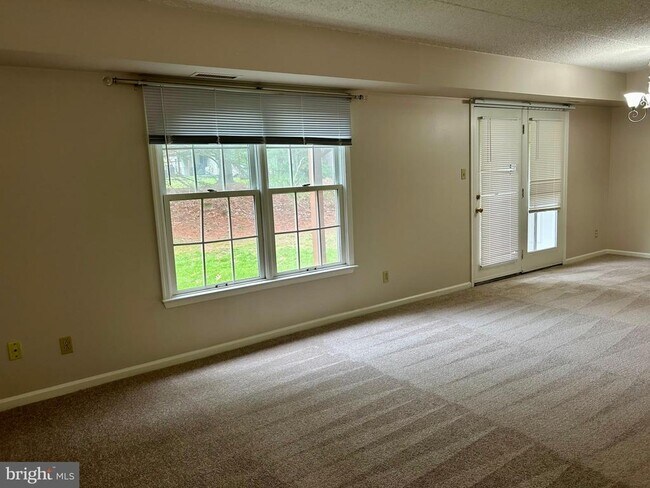 Building Photo - 1905 N Glen Dr