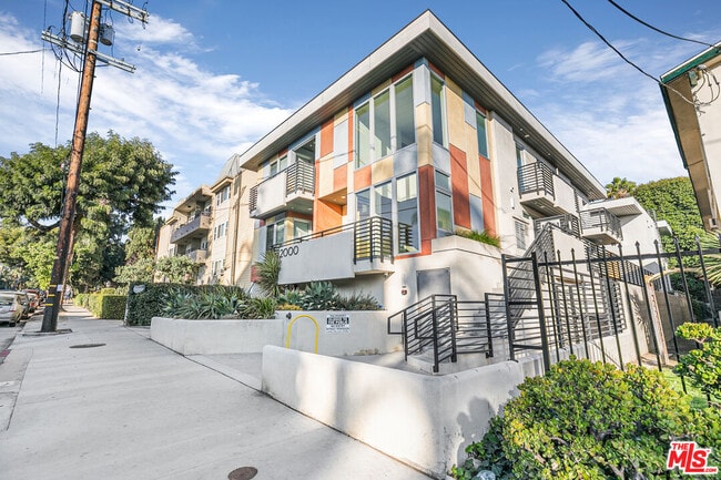 Building Photo - 2000 Beachwood Dr