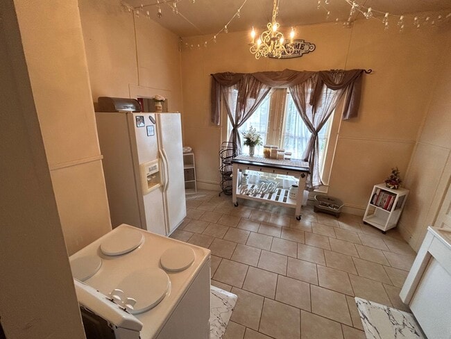 Building Photo - Lovely Historical Home