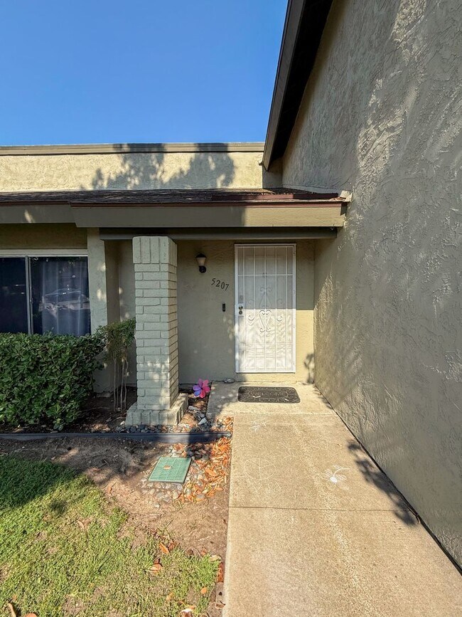 Building Photo - Renovated 3 Bedroom, 2 Bath Townhome with ...