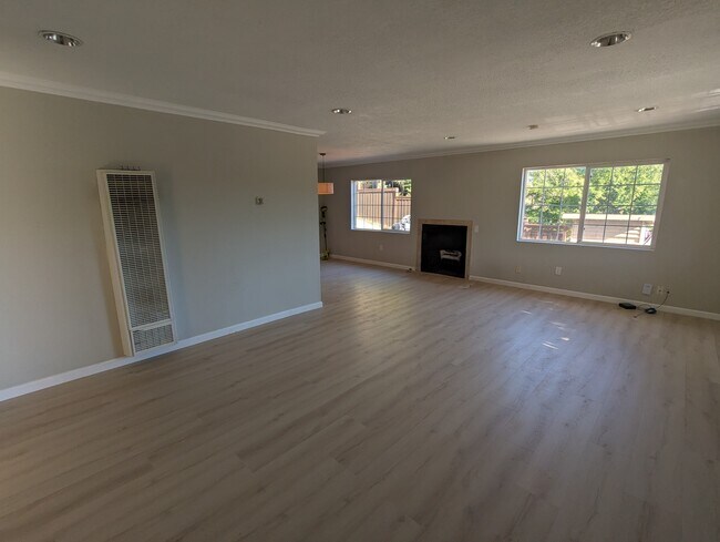 Building Photo - 706 Appian Way