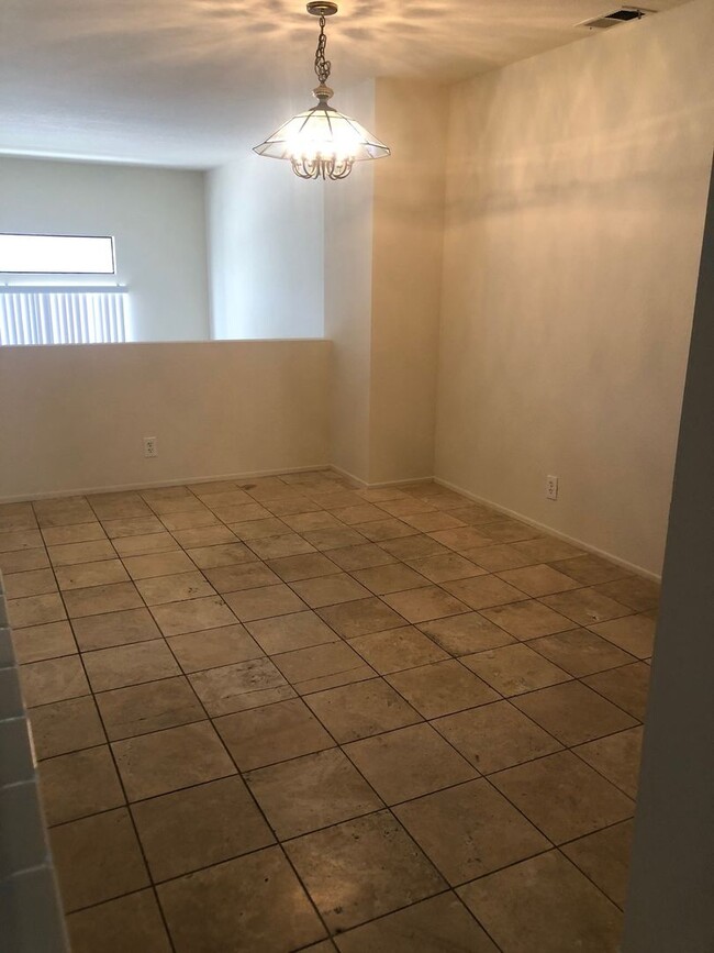 Building Photo - Spacious 3 BR Condo Located in Heart of UT...