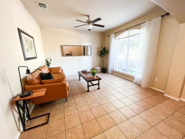 Building Photo - Large Pflugerville 4-bedroom/2.5 Bath Home in the Villages of Hidden Lake