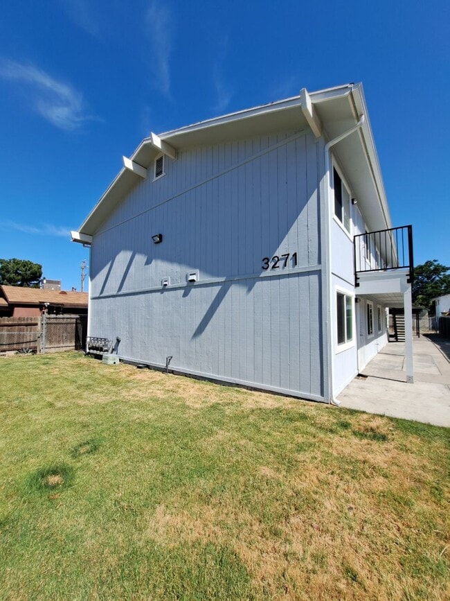 Building Photo - 3271 E Tyler Ave