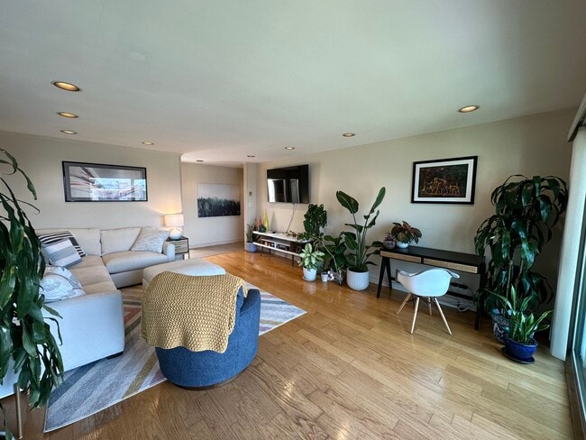 Building Photo - 3707 E Livingston Dr