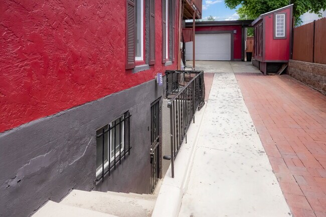 Building Photo - Denver - Charming 2 Bedroom / 1 Bath Townh...